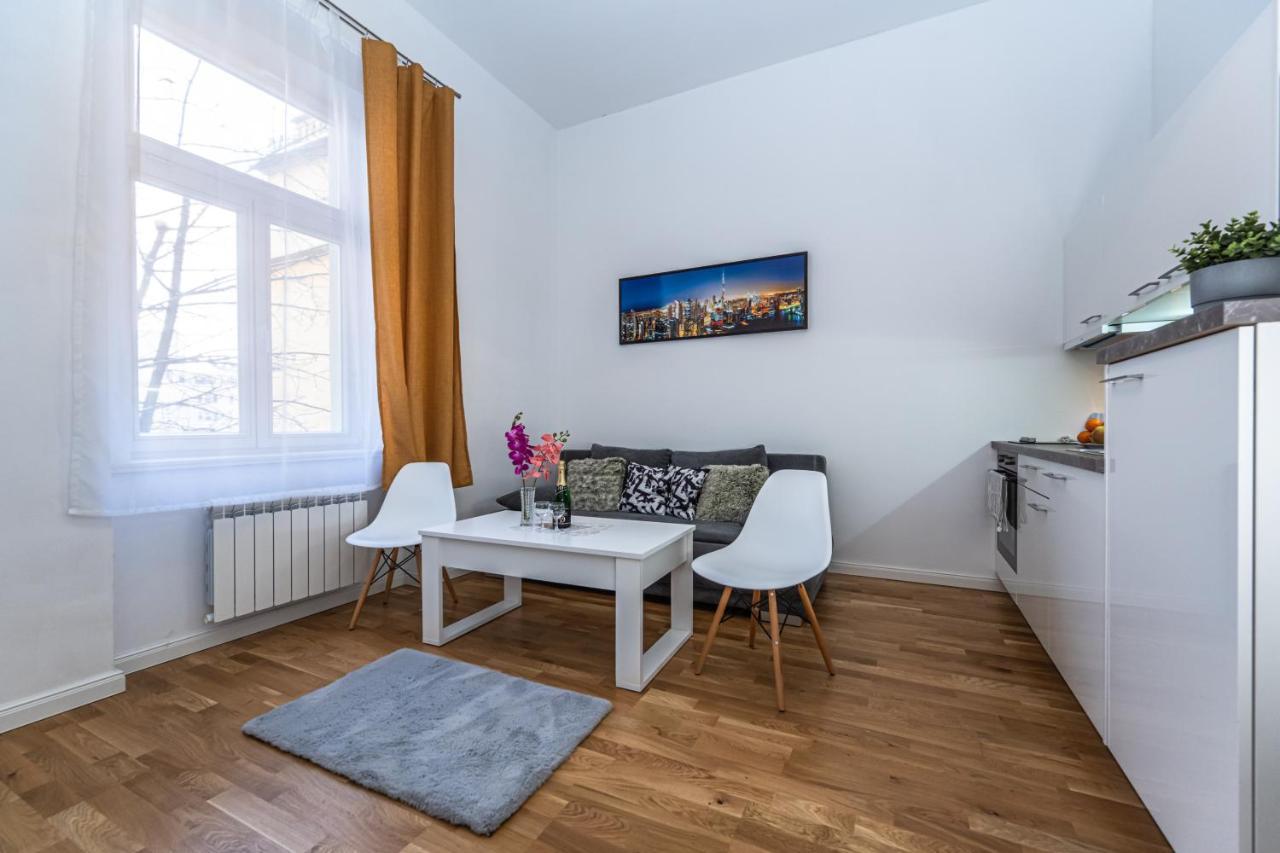 Cozy Apartment In The Heart Of Praga Esterno foto